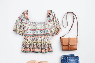Tenue bohème chic avec des motifs floraux et des accessoires vintage