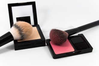 Tendances maquillage estivales avec couleurs vives et audacieuses