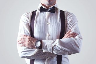 Nœud papillon en bois élégant sur une chemise stylée