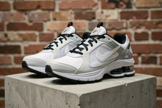 Paire de Nike Shox Supreme posée sur un socle en béton, vue en trois quarts mettant en valeur le système de colonnes sous le talon